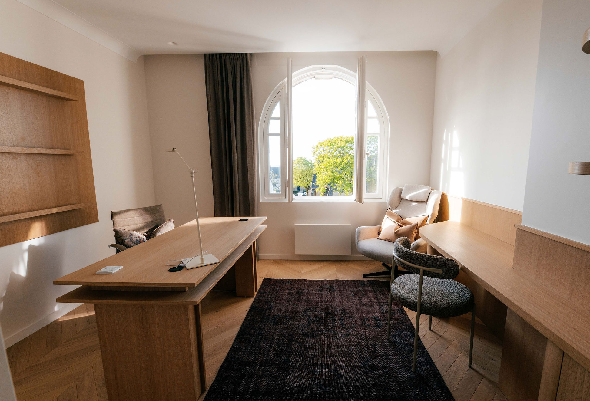 Suite professionnelle 02 — bureau privatif lumineux vue église et mer Larmor-Plage