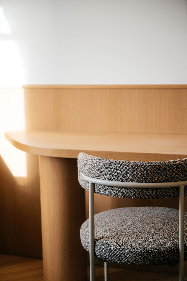 Détail bureau en chêne sur mesure — suite professionnelle Larmor-Plage