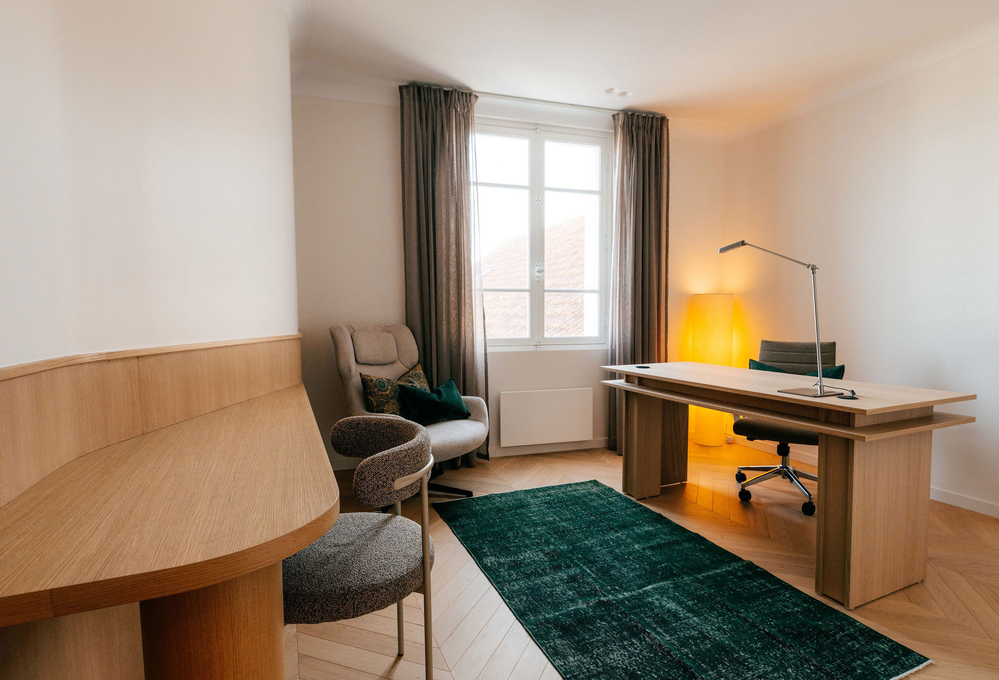 Suite professionnelle spacieuse avec fauteuil et parquet — Bureau Larmor