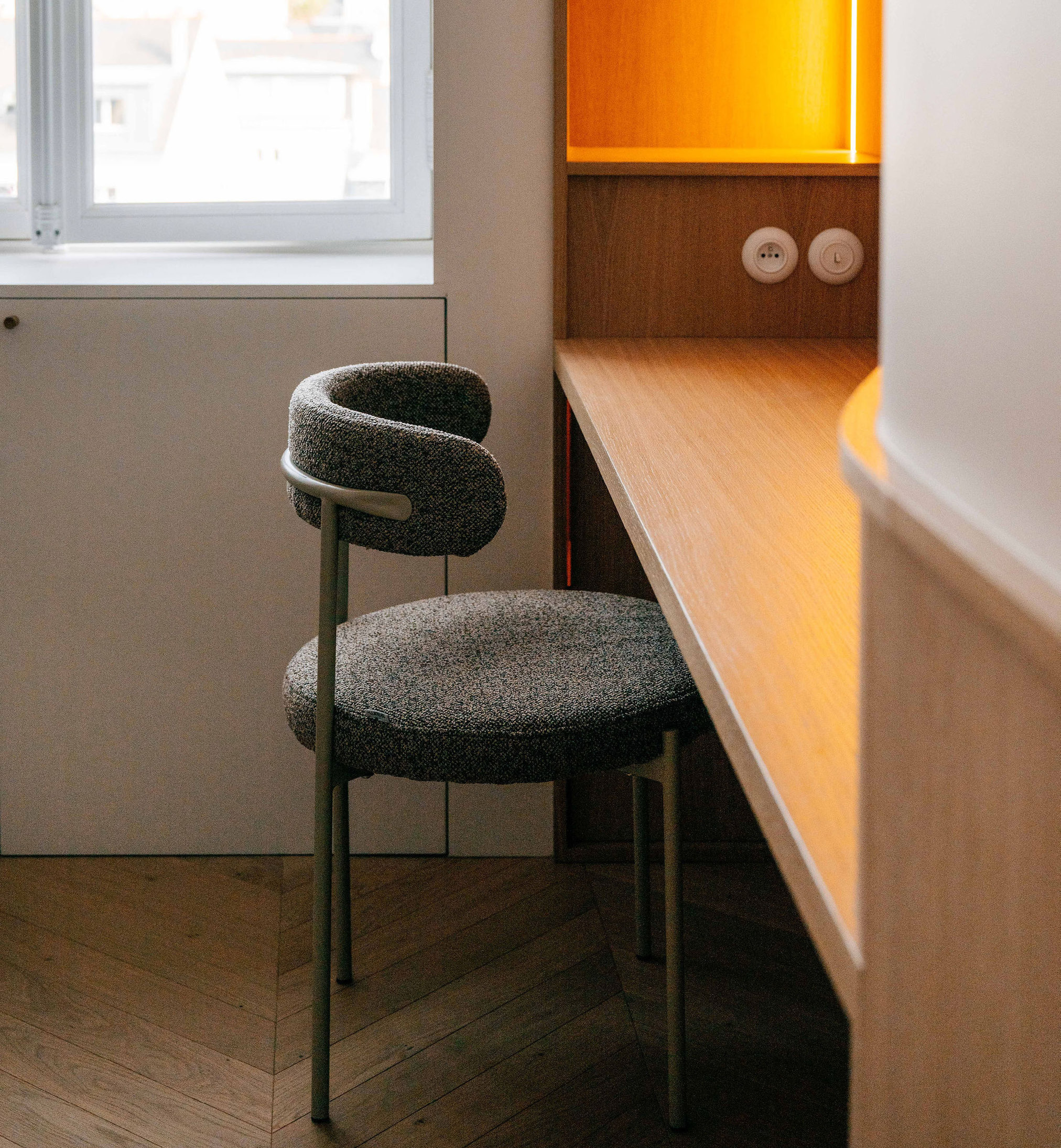Mobilier sur mesure chêne — bureau privatif à louer Larmor-Plage